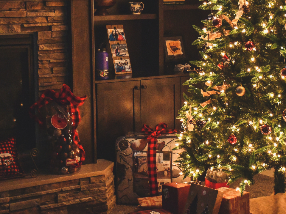 Deck the Halls with Cleanliness: Holiday Cleaning Tips from Hallmark Services